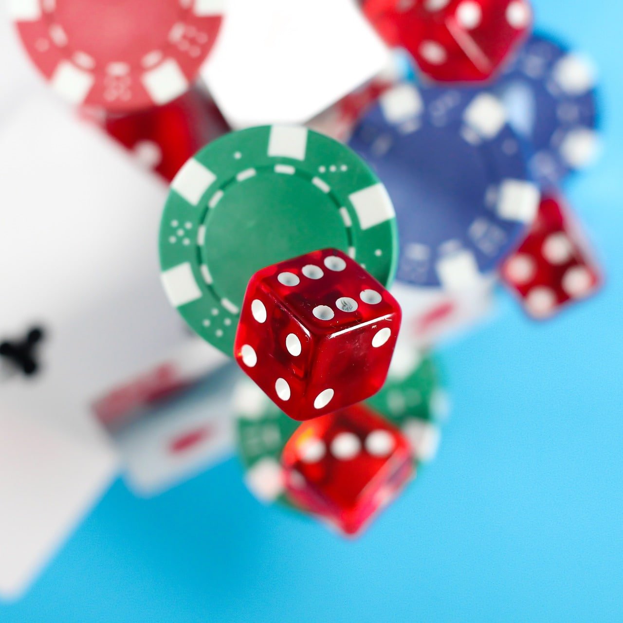 Studio permainan meja langsung laskar 303 dengan dealer profesional di balik meja blackjack